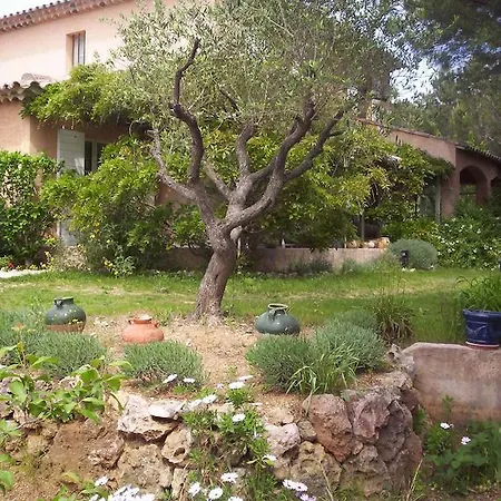 Les Glycines Bed & Breakfast 3*