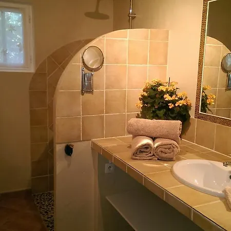 Les Glycines Bed & Breakfast