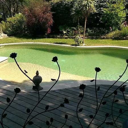 Les Glycines Bed & Breakfast