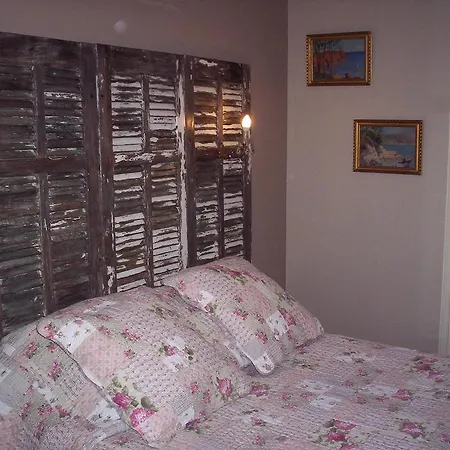 Les Glycines Bed & Breakfast
